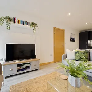 Apartment Seaside Town Centre Triplex: Spacious Retreat With Parking, Bournemouth